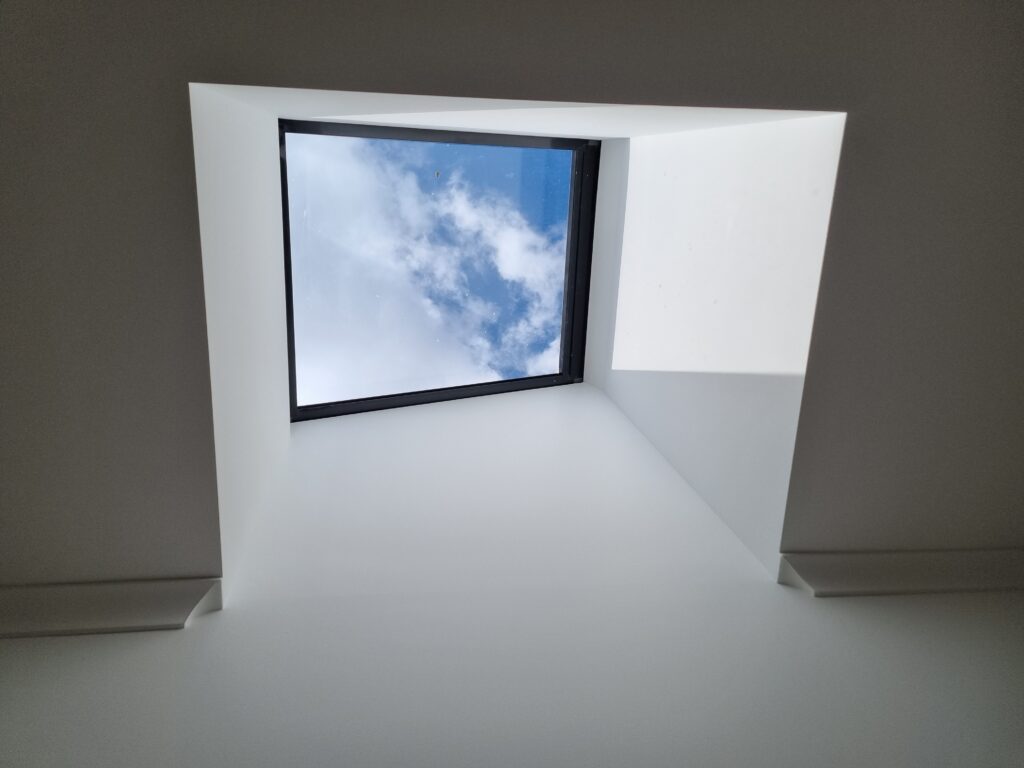 Plastered skylight shaft with electric blind